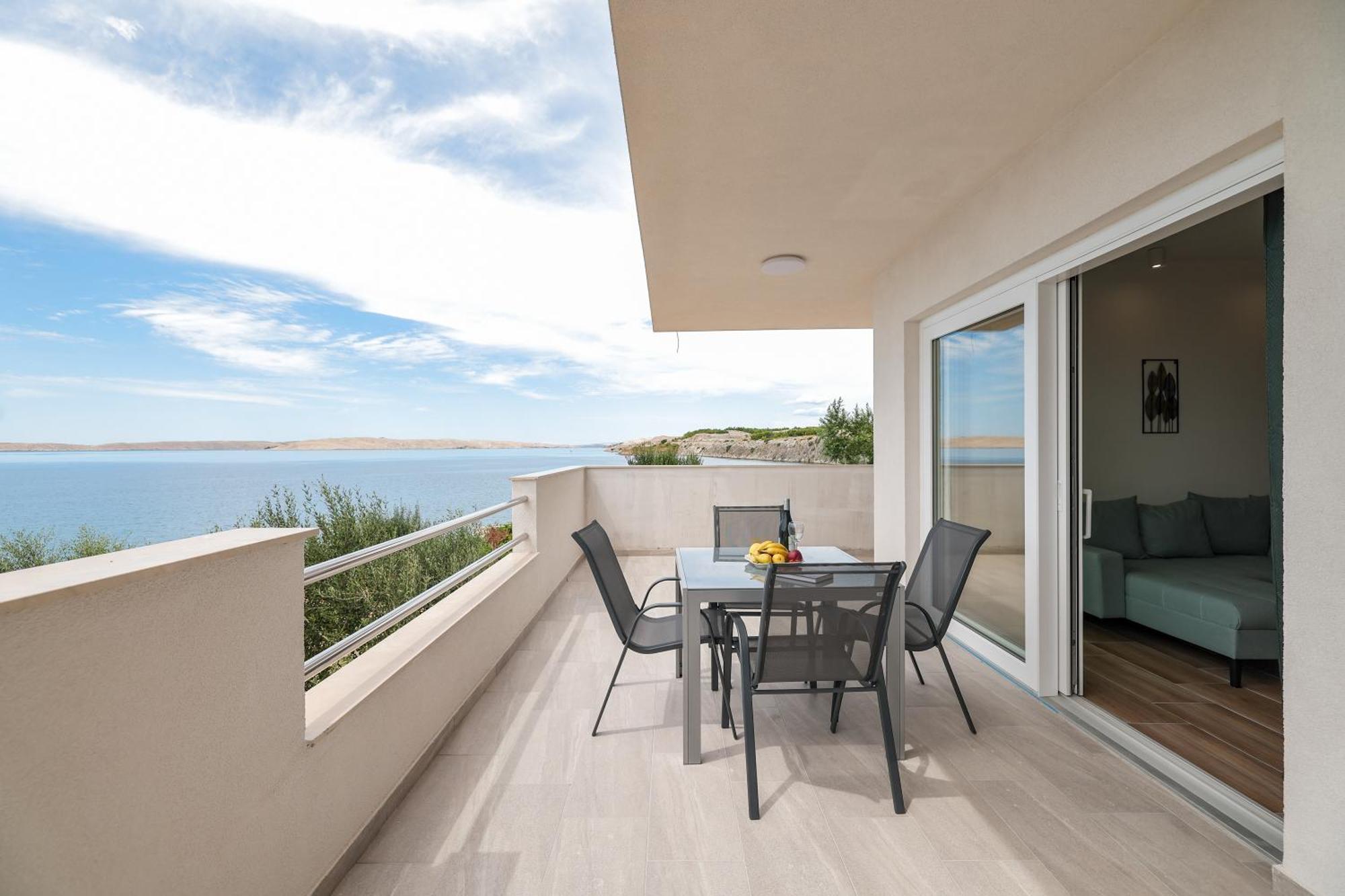 Beachfront Tic With Seaview
