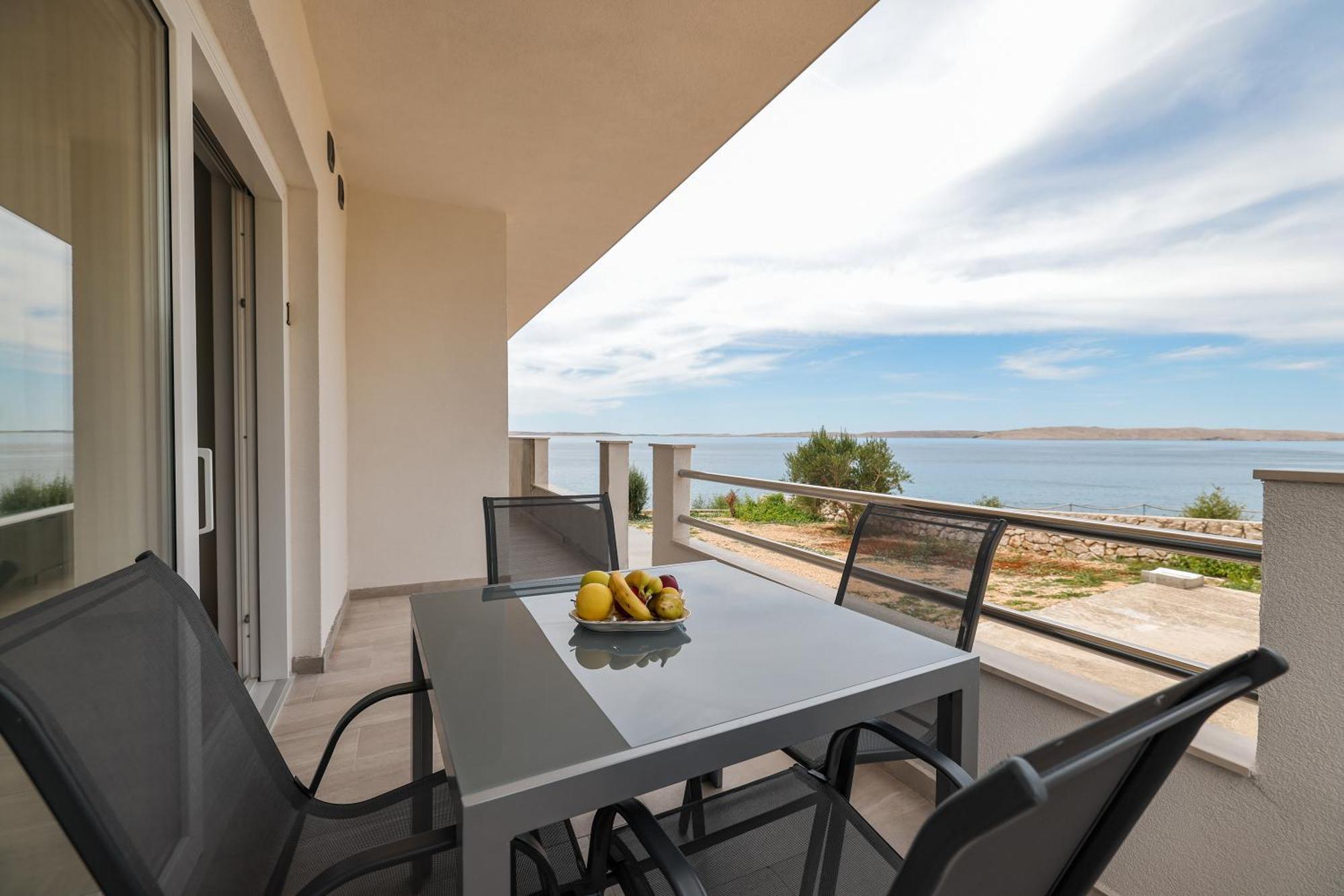 Beachfront Tic With Seaview *